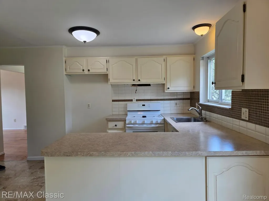 25714 Wexford Avenue Warren City MI 48091