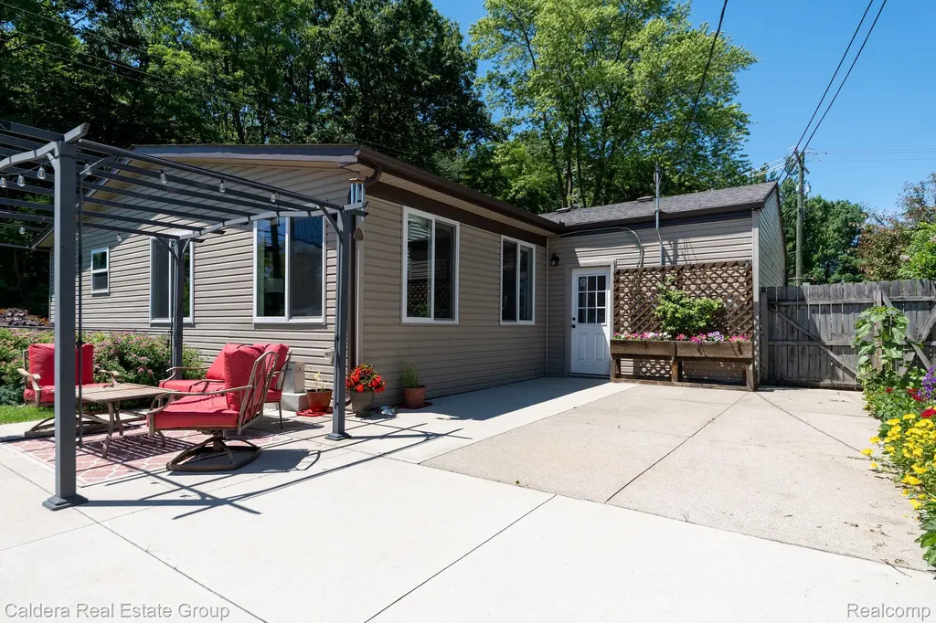 41024 Paign Drive Sterling Heights City MI 48313