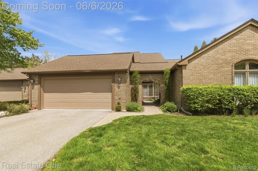 23910 Trailwood Court Bingham Farms Village MI 48025