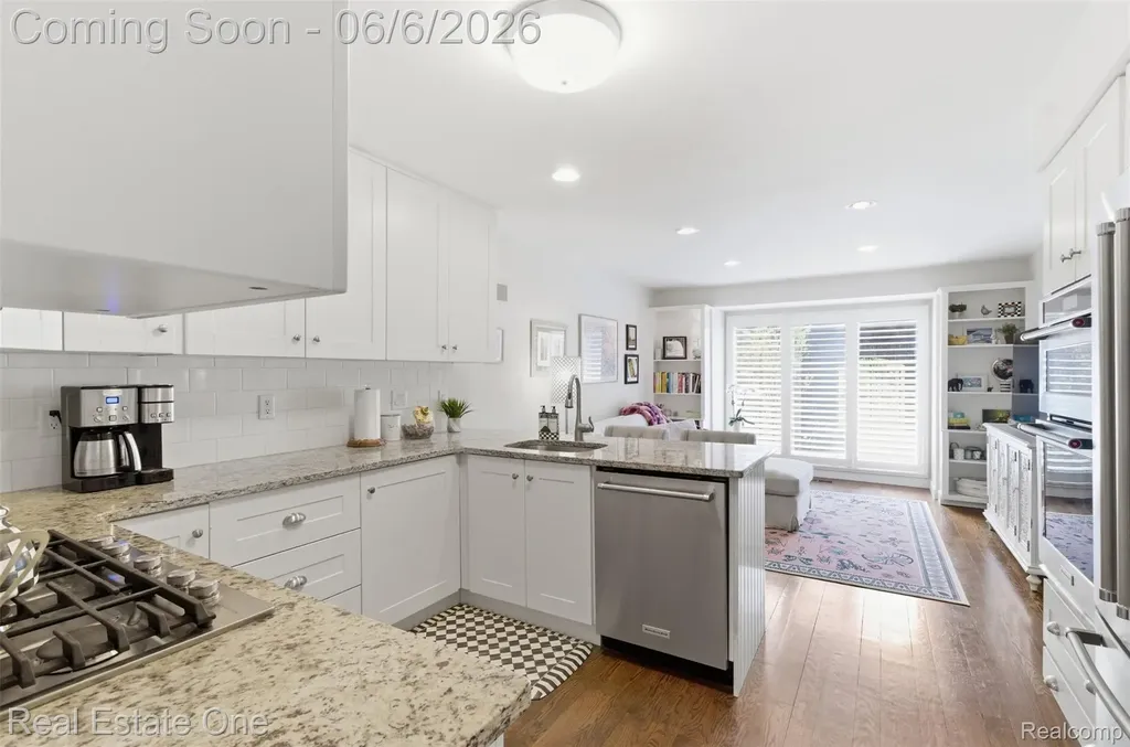 23910 Trailwood Court Bingham Farms Village MI 48025