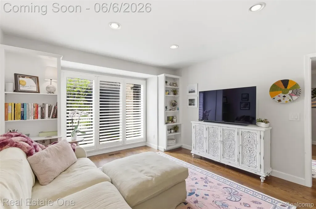 23910 Trailwood Court Bingham Farms Village MI 48025