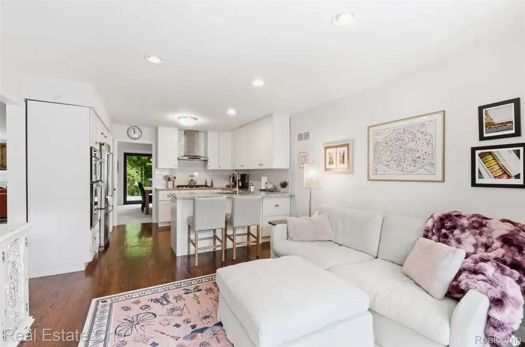 23910 Trailwood Court Bingham Farms Village MI 48025