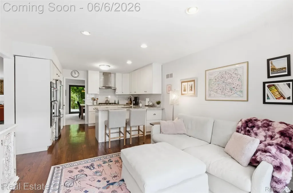 23910 Trailwood Court Bingham Farms Village MI 48025