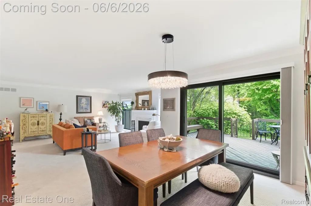 23910 Trailwood Court Bingham Farms Village MI 48025
