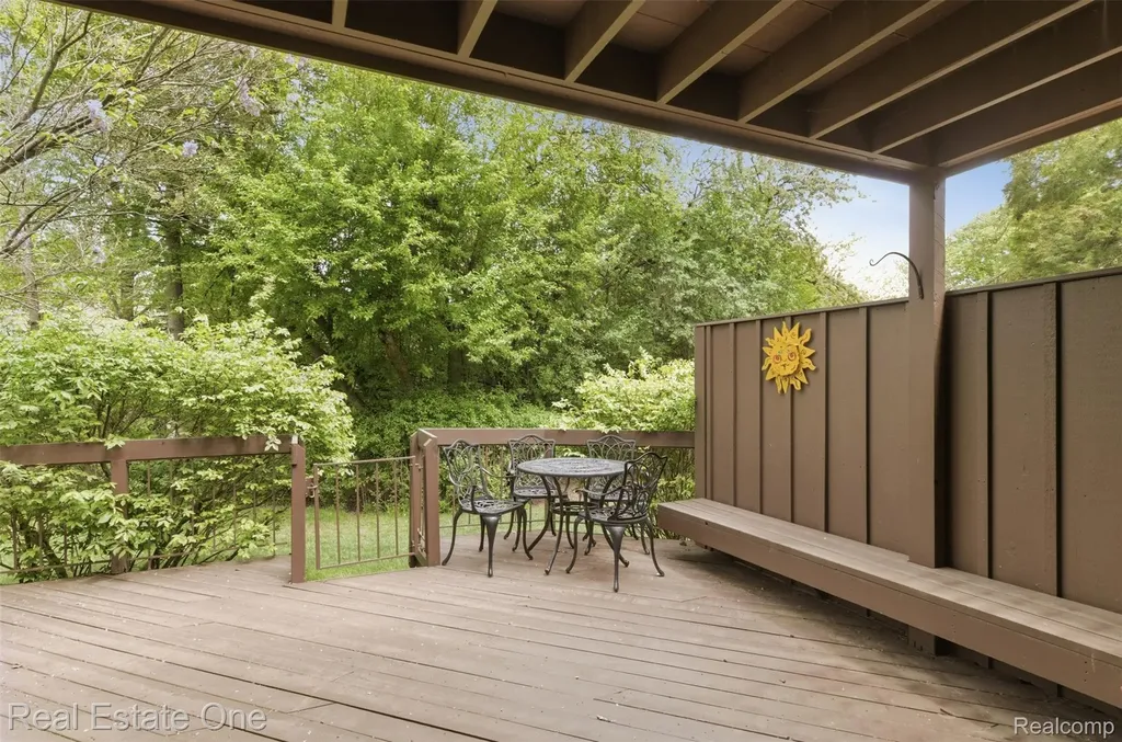 23910 Trailwood Court Bingham Farms Village MI 48025