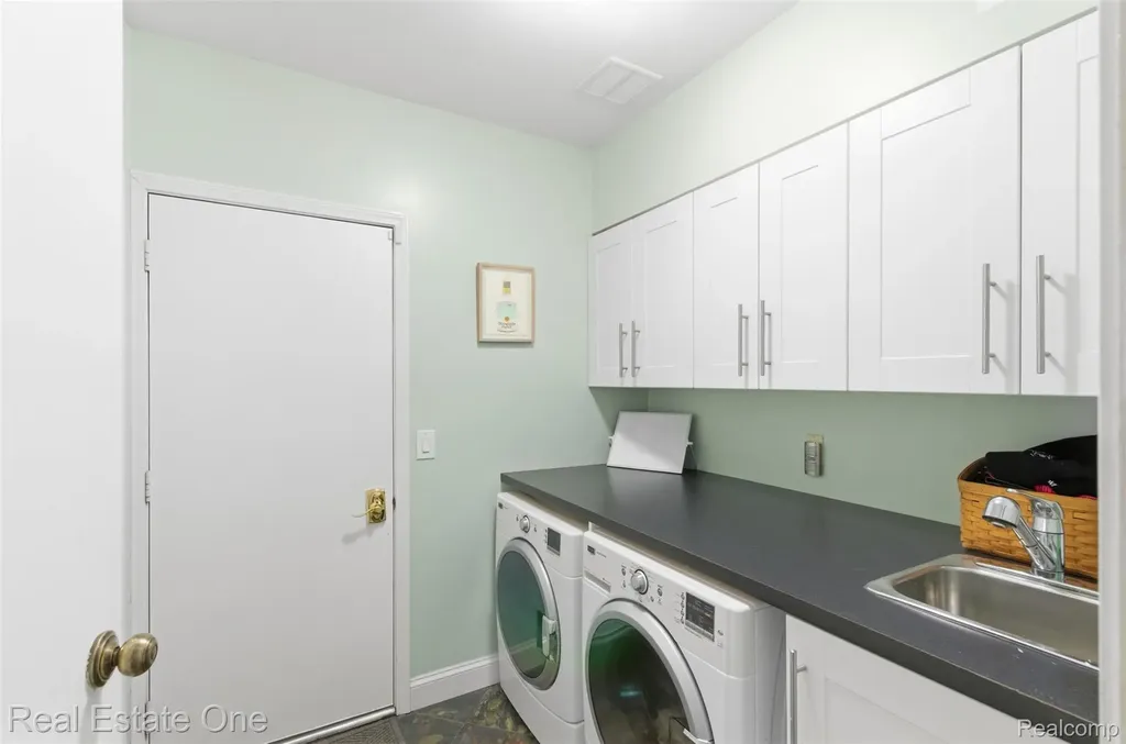 23910 Trailwood Court Bingham Farms Village MI 48025