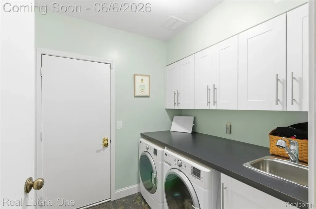 23910 Trailwood Court Bingham Farms Village MI 48025