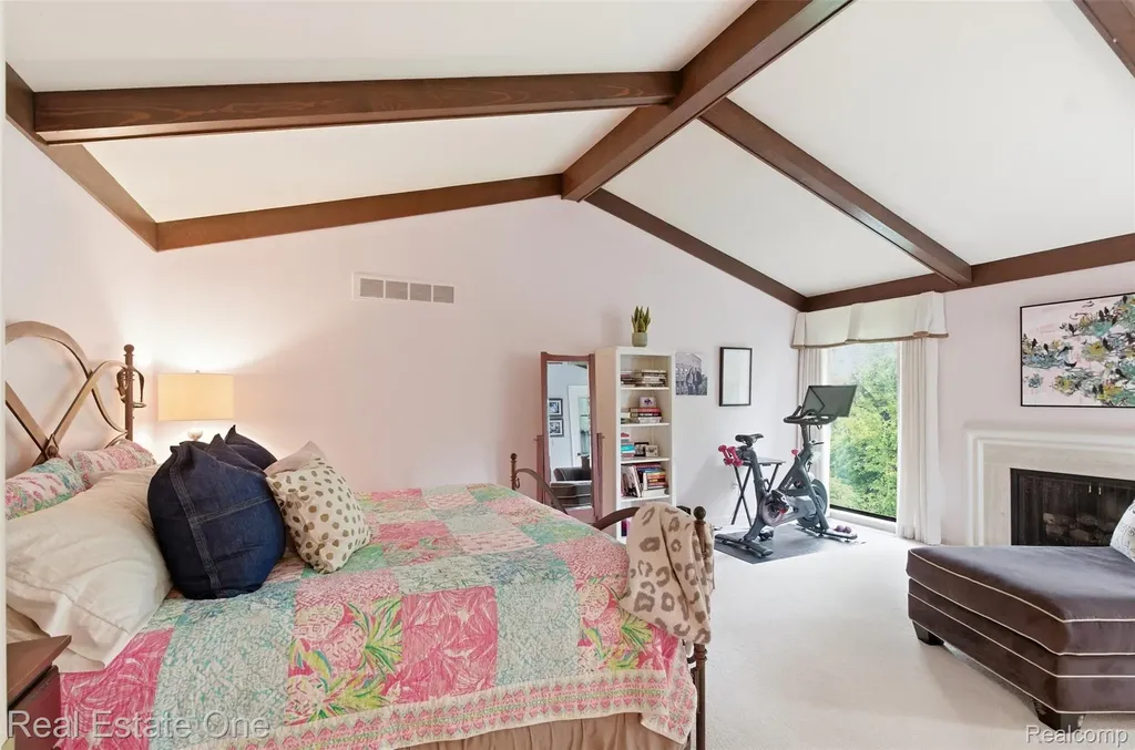 23910 Trailwood Court Bingham Farms Village MI 48025