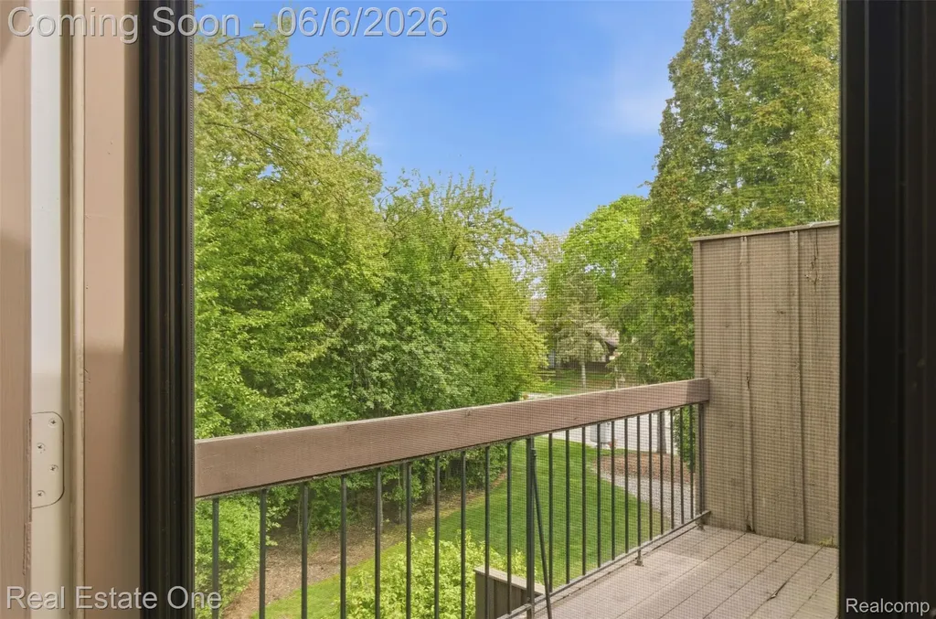 23910 Trailwood Court Bingham Farms Village MI 48025