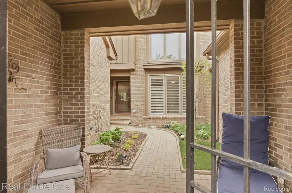 23910 Trailwood Court Bingham Farms Village MI 48025