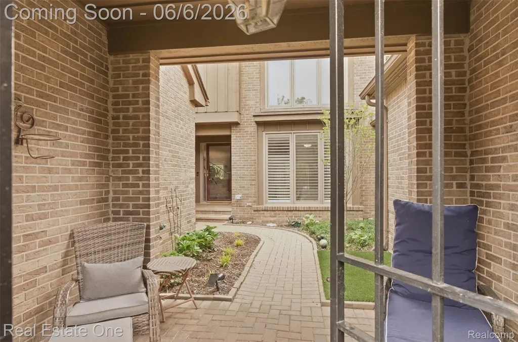 23910 Trailwood Court Bingham Farms Village MI 48025