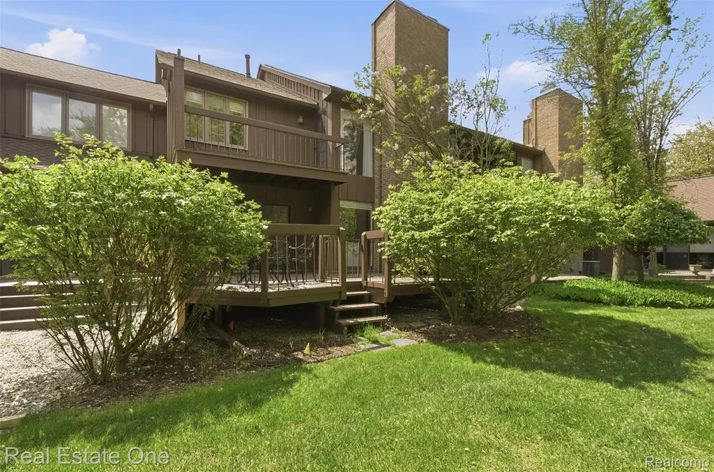23910 Trailwood Court Bingham Farms Village MI 48025