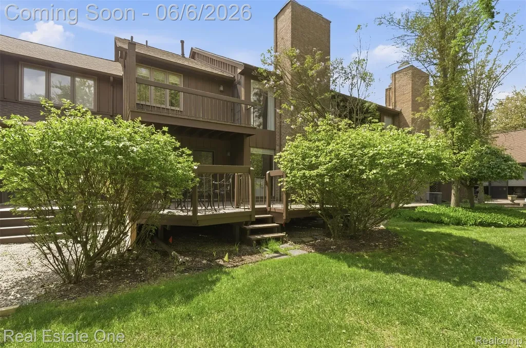 23910 Trailwood Court Bingham Farms Village MI 48025