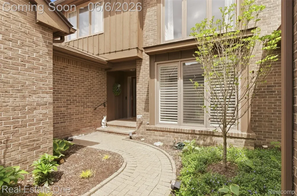 23910 Trailwood Court Bingham Farms Village MI 48025