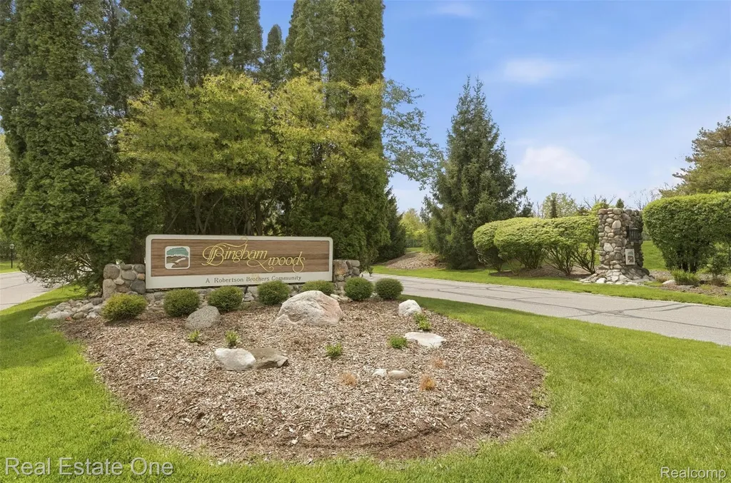 23910 Trailwood Court Bingham Farms Village MI 48025