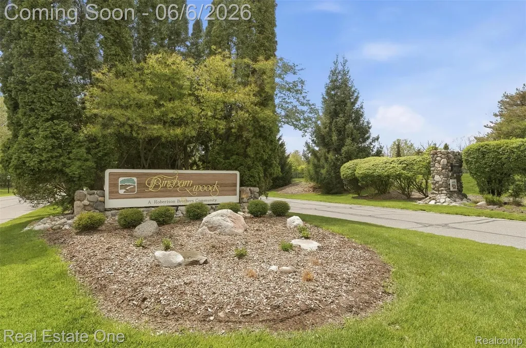 23910 Trailwood Court Bingham Farms Village MI 48025