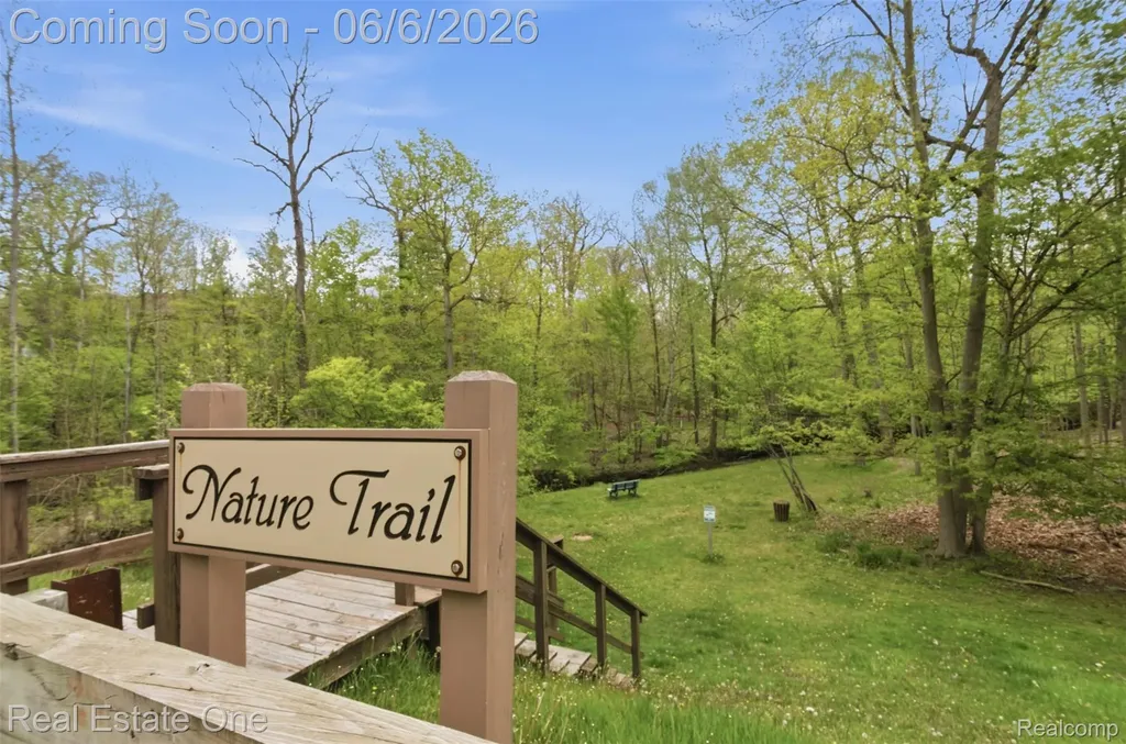 23910 Trailwood Court Bingham Farms Village MI 48025