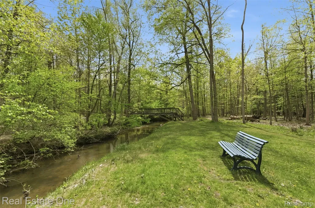 23910 Trailwood Court Bingham Farms Village MI 48025