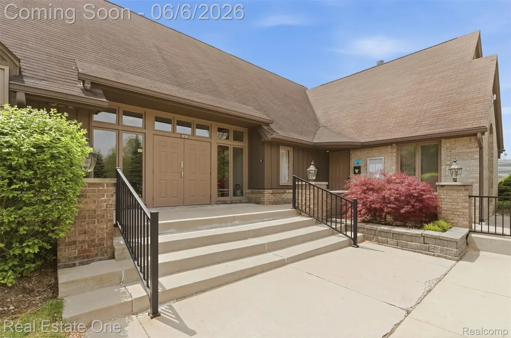 23910 Trailwood Court Bingham Farms Village MI 48025