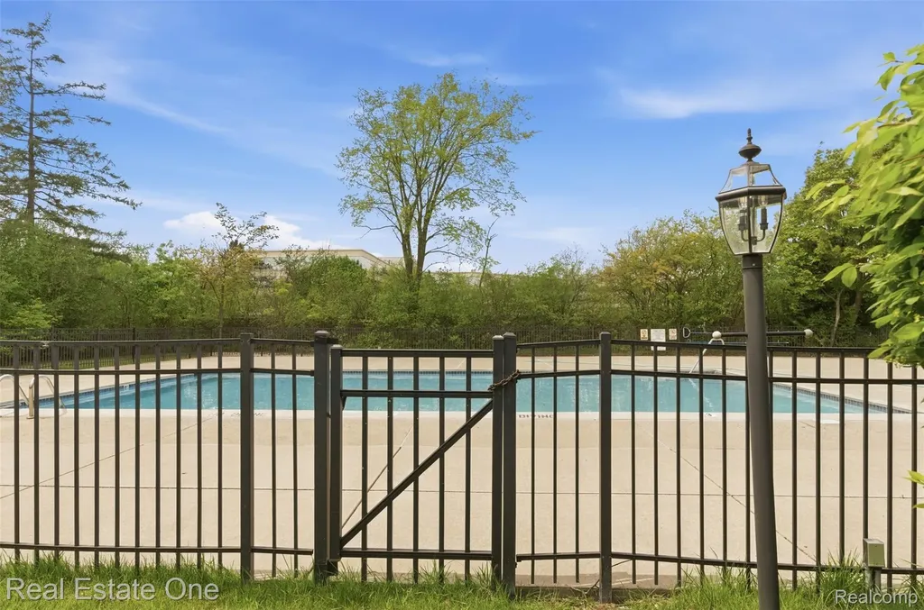 23910 Trailwood Court Bingham Farms Village MI 48025