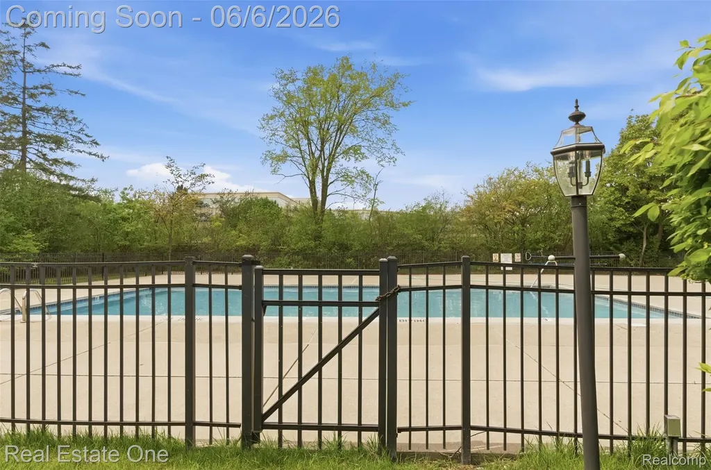 23910 Trailwood Court Bingham Farms Village MI 48025