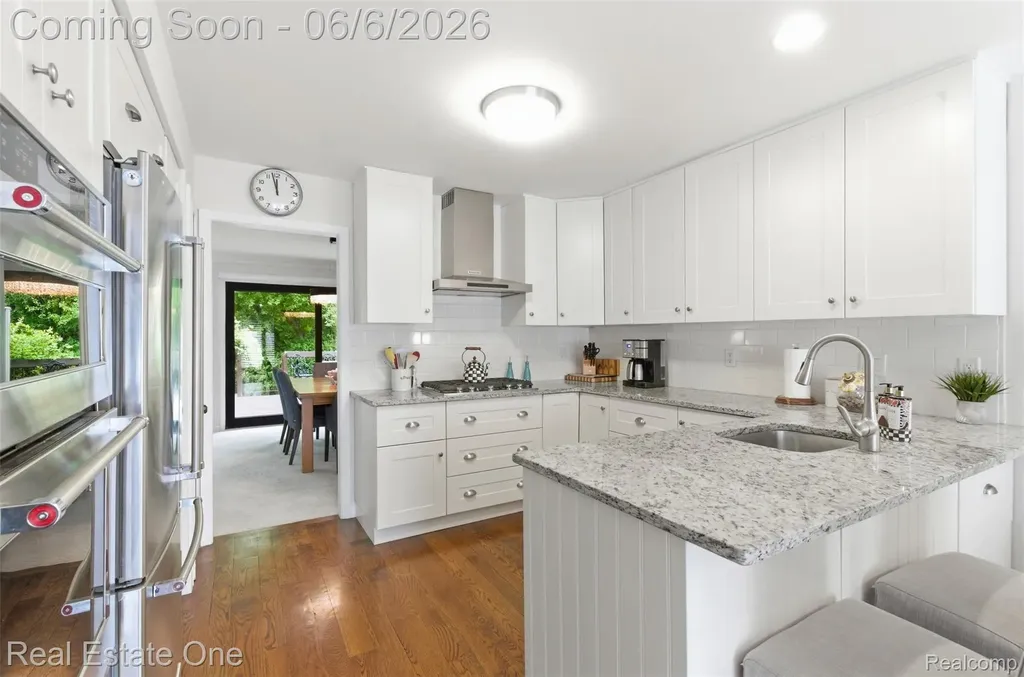 23910 Trailwood Court Bingham Farms Village MI 48025