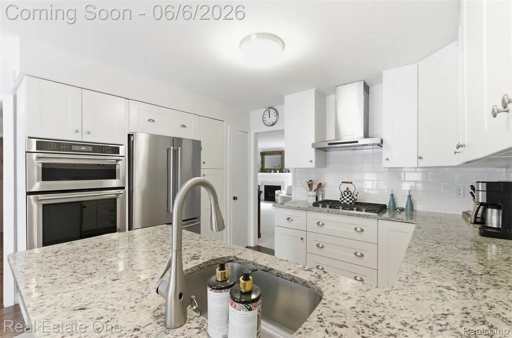23910 Trailwood Court Bingham Farms Village MI 48025