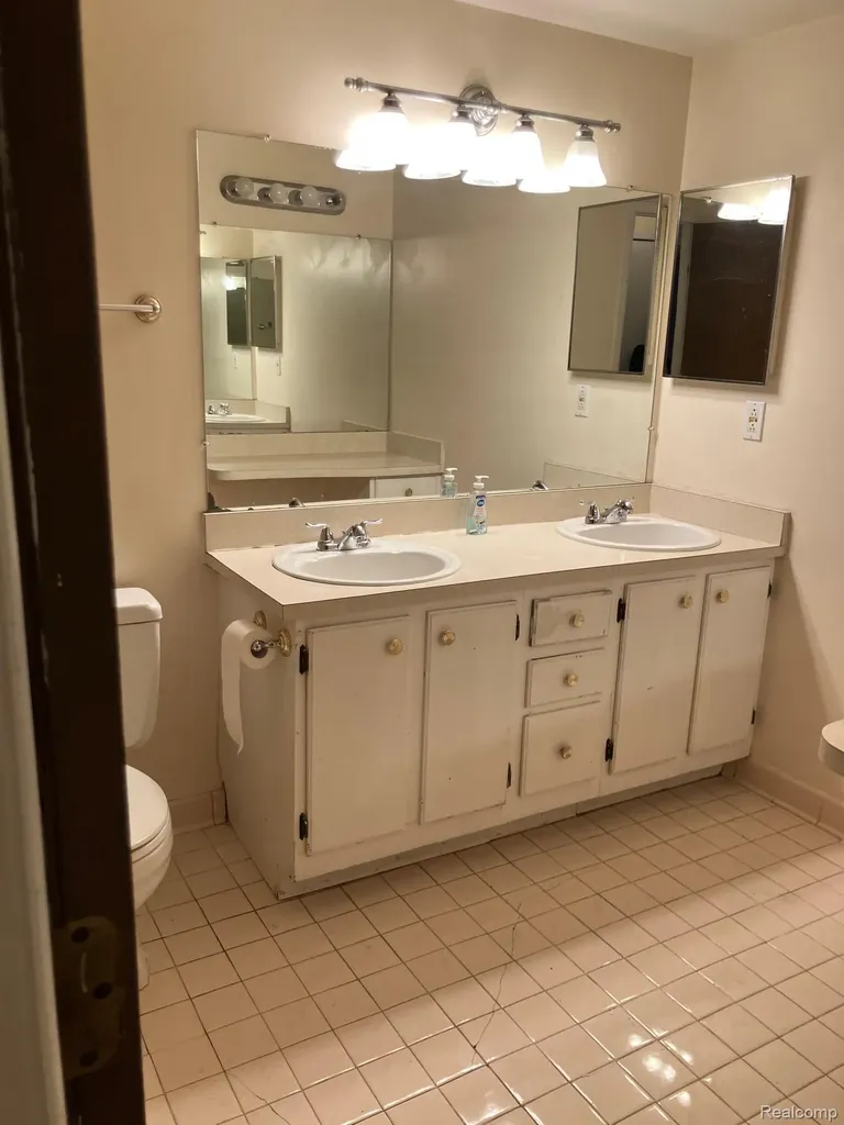 29890 W 12 Mile Road Road E Farmington Hills City MI 48334