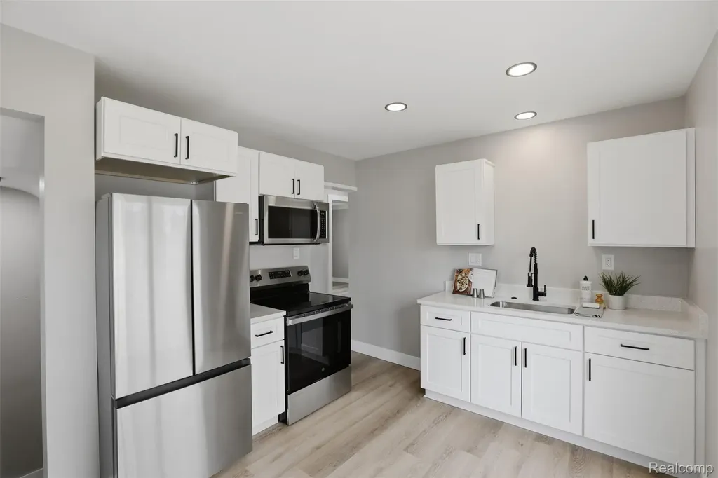 29871 Quinkert Street Roseville City MI 48066