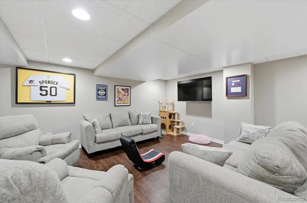 48606 Greenwich Circle Canton Charter Township MI 48188