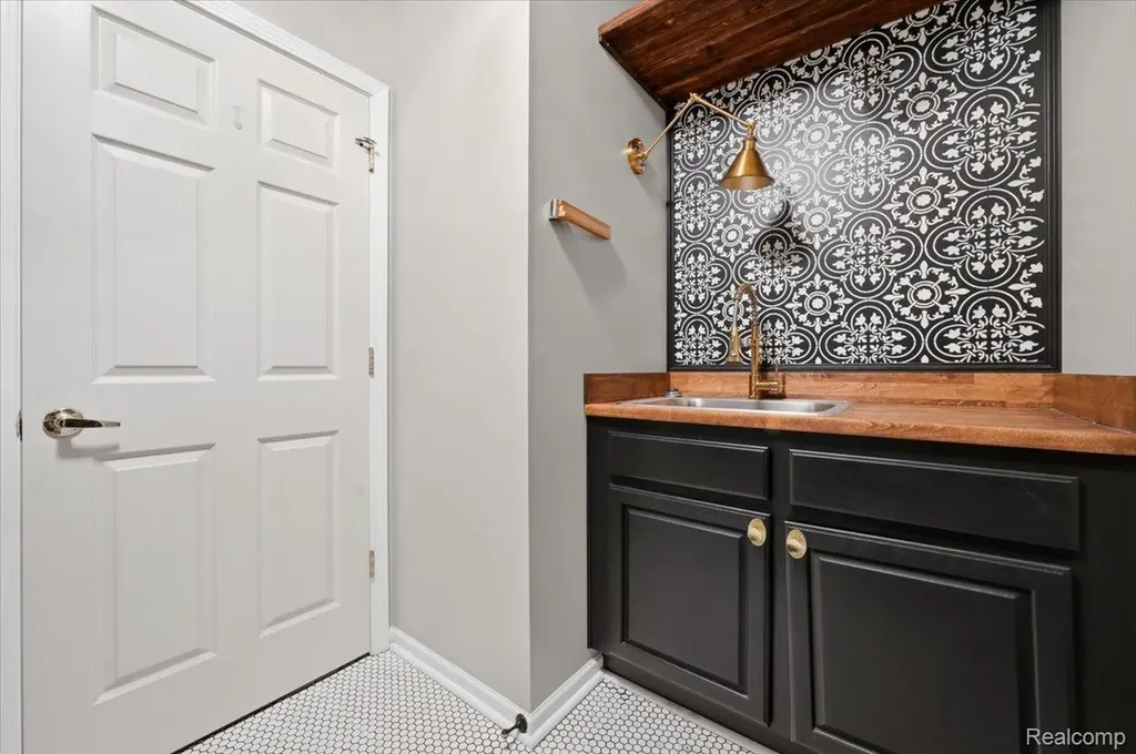 48606 Greenwich Circle Canton Charter Township MI 48188