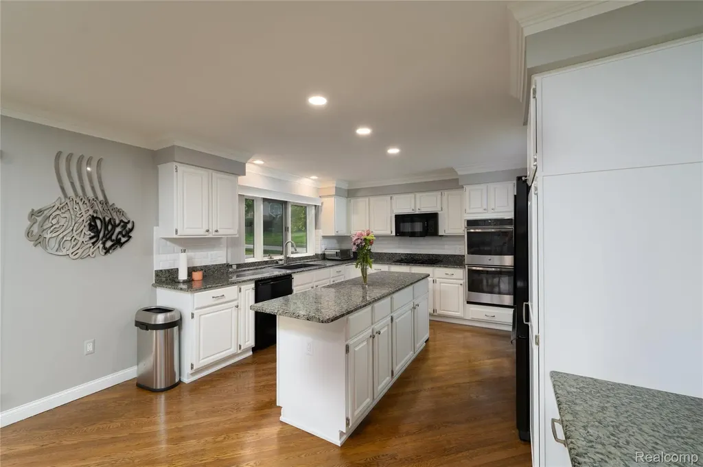 6514 Shagbark Drive Troy City MI 48098