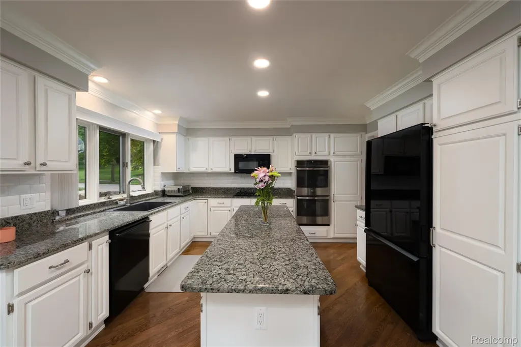6514 Shagbark Drive Troy City MI 48098
