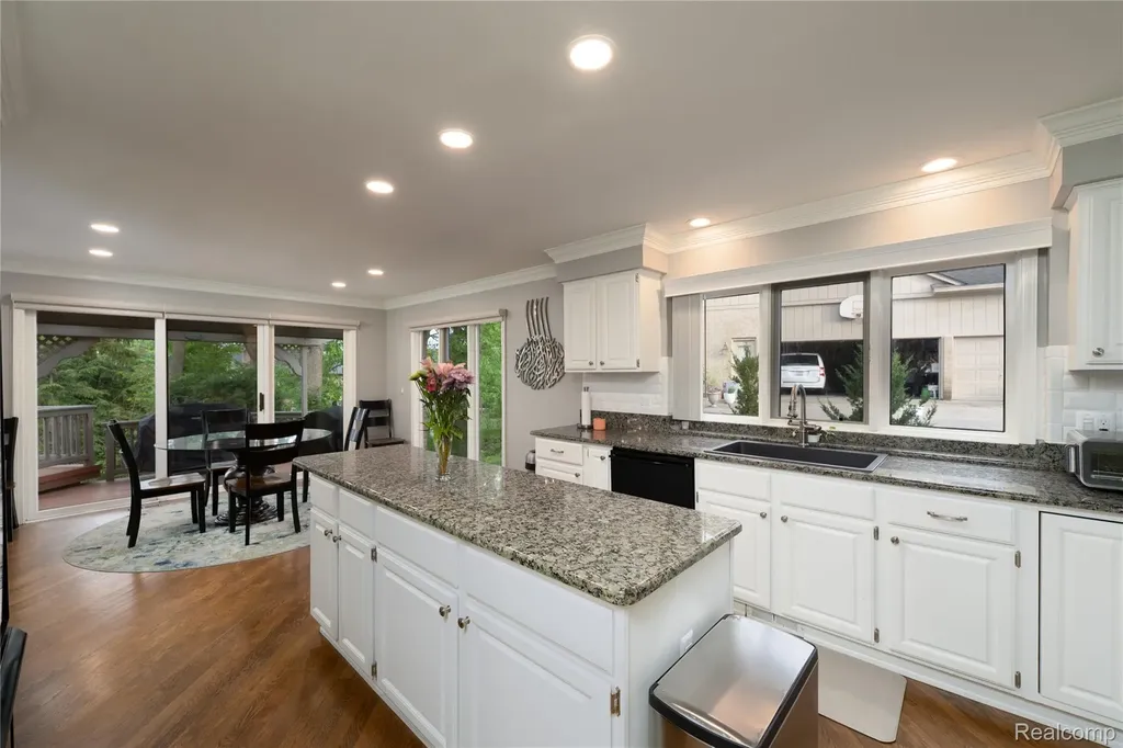 6514 Shagbark Drive Troy City MI 48098