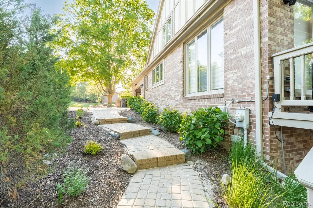 6514 Shagbark Drive Troy City MI 48098