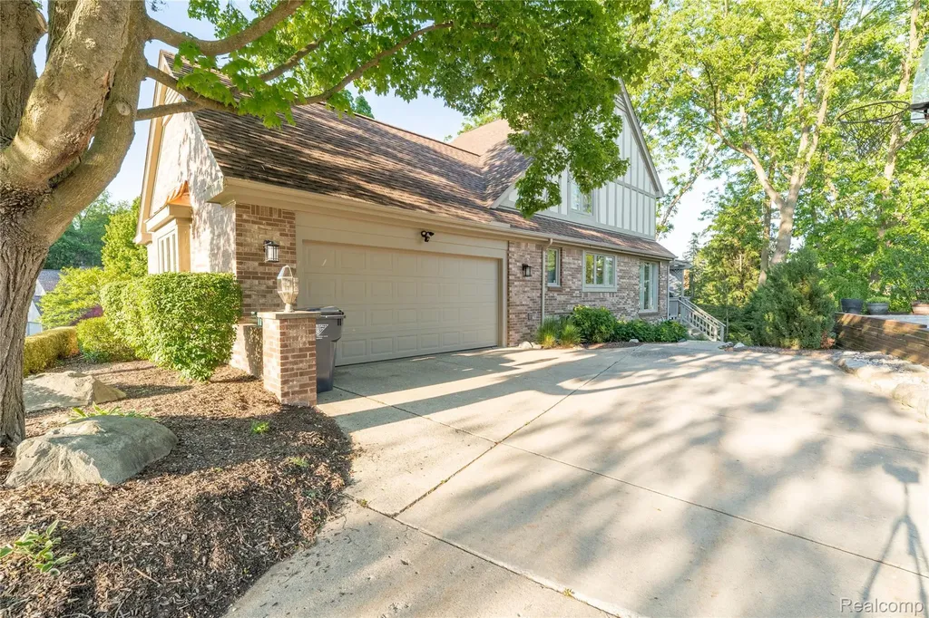 6514 Shagbark Drive Troy City MI 48098