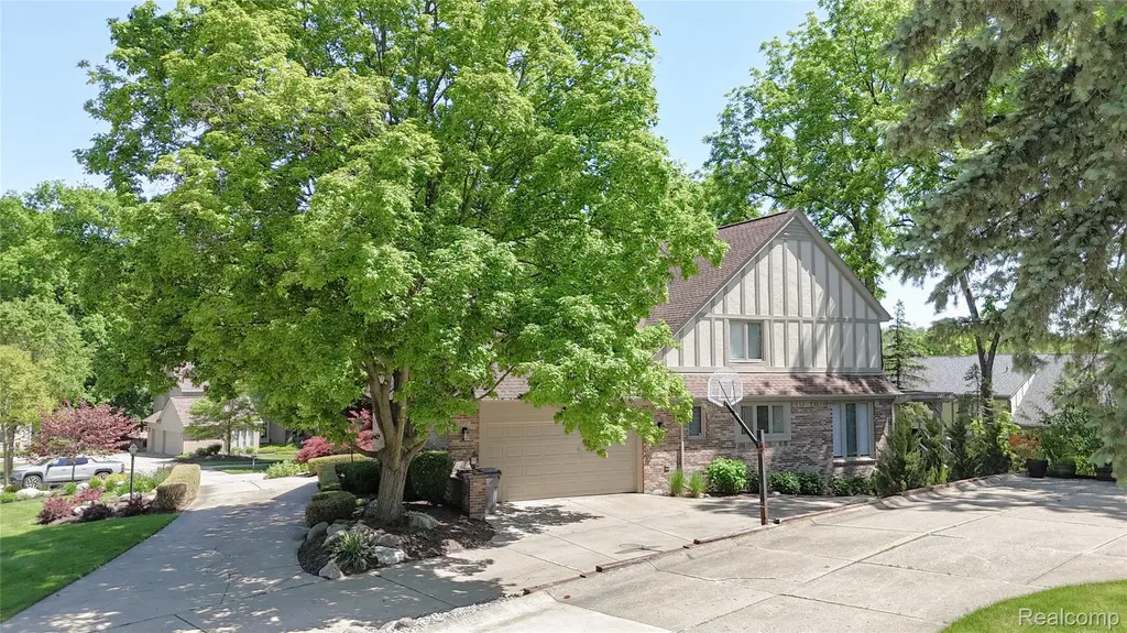 6514 Shagbark Drive Troy City MI 48098