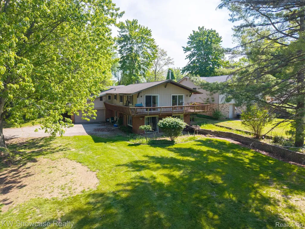 820 Clara Street Commerce Charter Township MI 48390