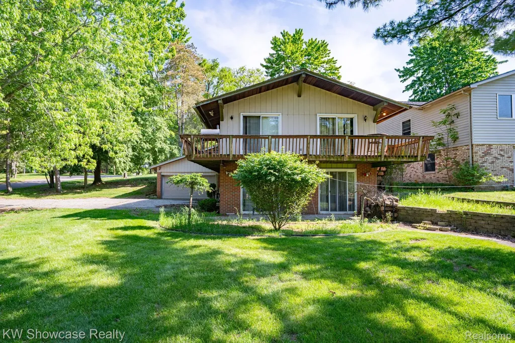 820 Clara Street Commerce Charter Township MI 48390