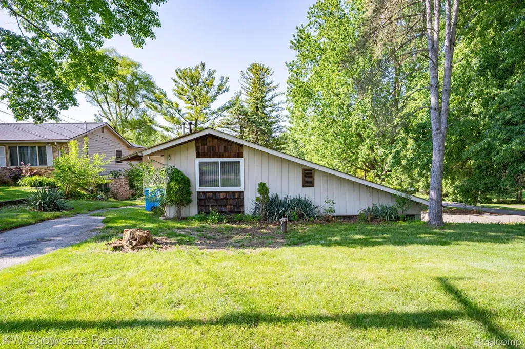 820 Clara Street Commerce Charter Township MI 48390