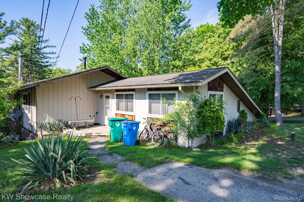 820 Clara Street Commerce Charter Township MI 48390