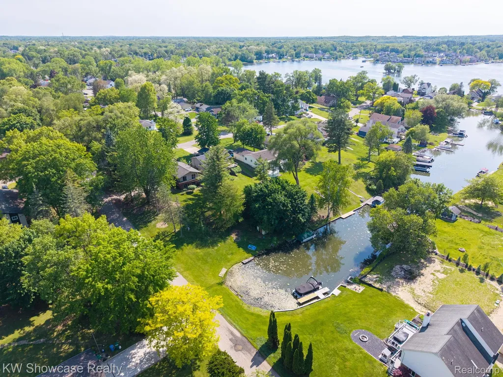 820 Clara Street Commerce Charter Township MI 48390
