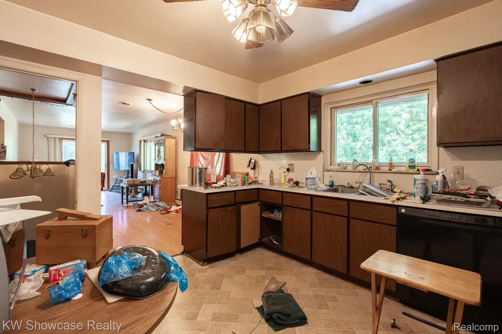 820 Clara Street Commerce Charter Township MI 48390