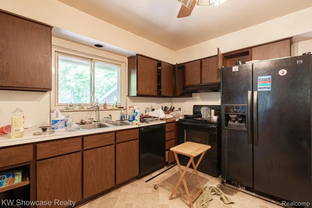 820 Clara Street Commerce Charter Township MI 48390