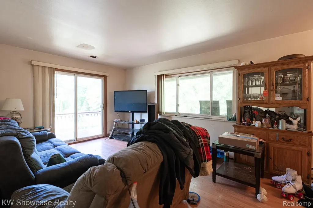 820 Clara Street Commerce Charter Township MI 48390