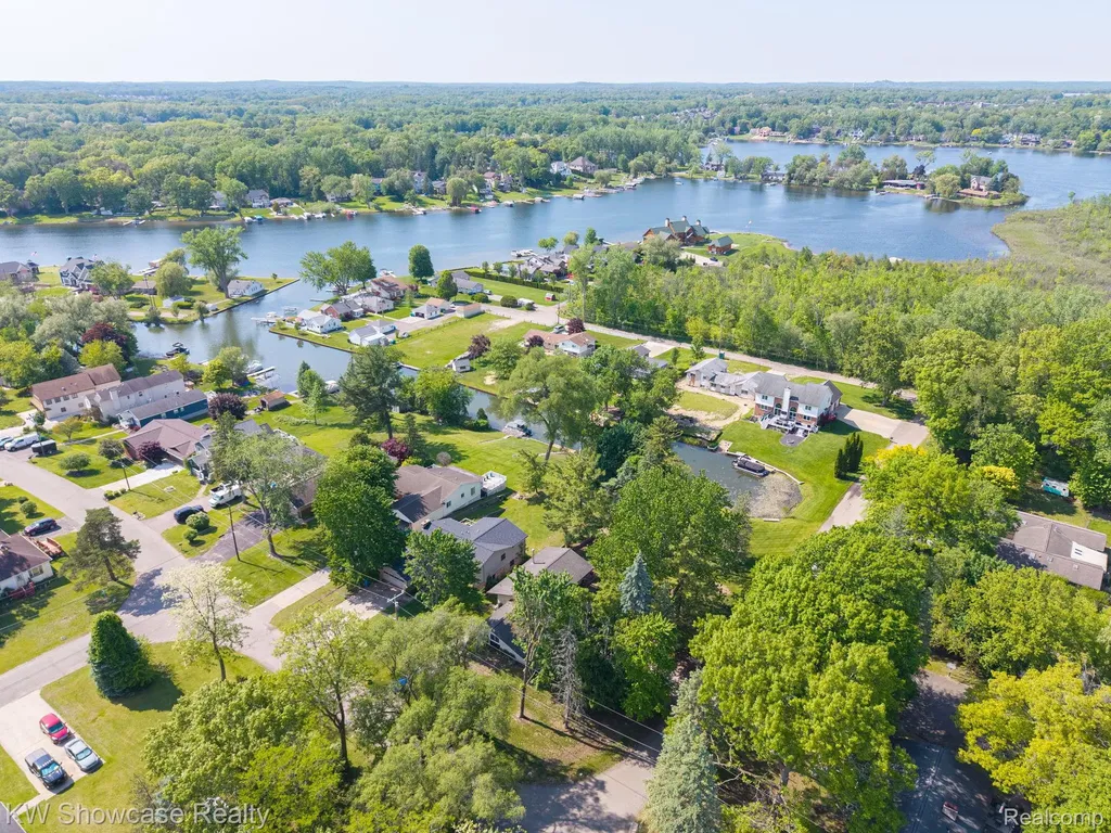 820 Clara Street Commerce Charter Township MI 48390