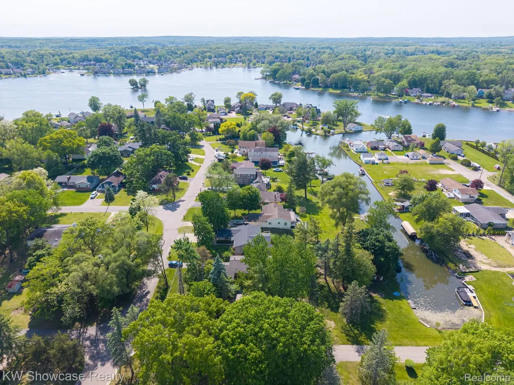 820 Clara Street Commerce Charter Township MI 48390