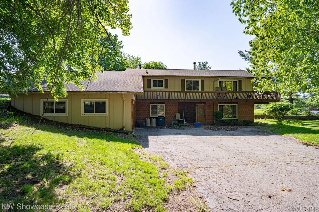 820 Clara Street Commerce Charter Township MI 48390