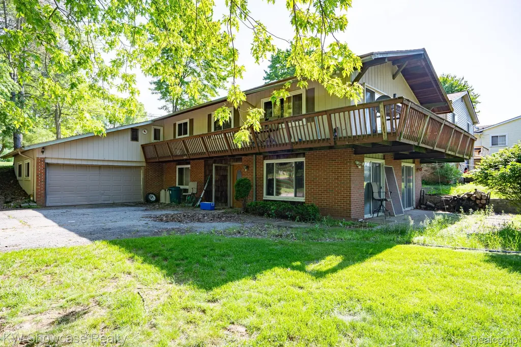 820 Clara Street Commerce Charter Township MI 48390
