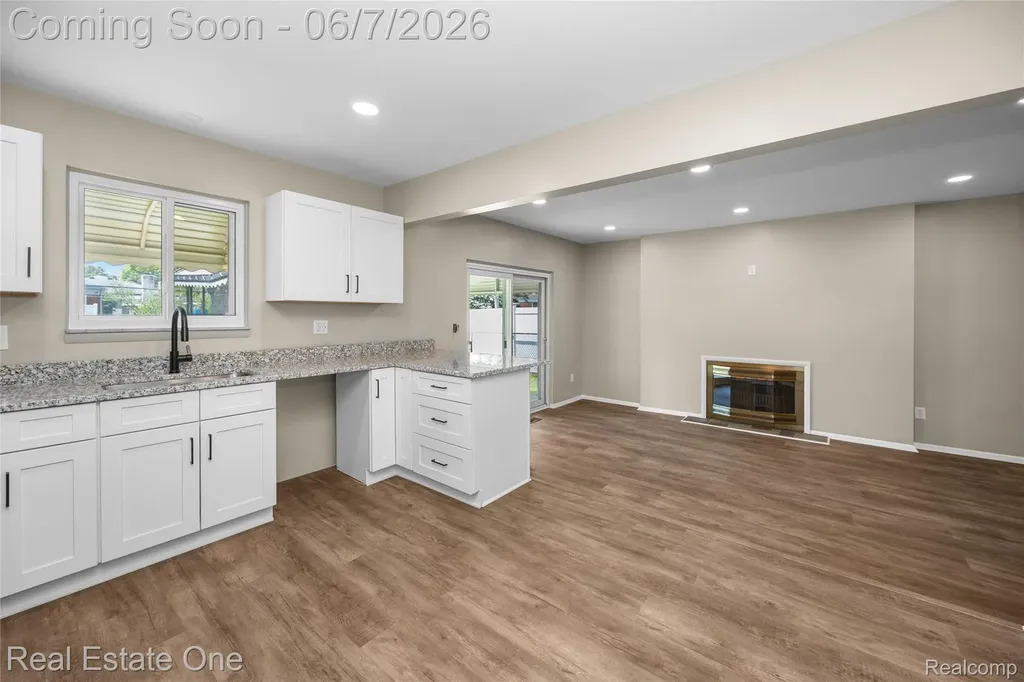 29903 Blossom Lane Warren City MI 48088